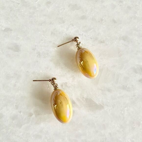Yellow oval pearlecent dangle earrings - Picture 1 of 2
